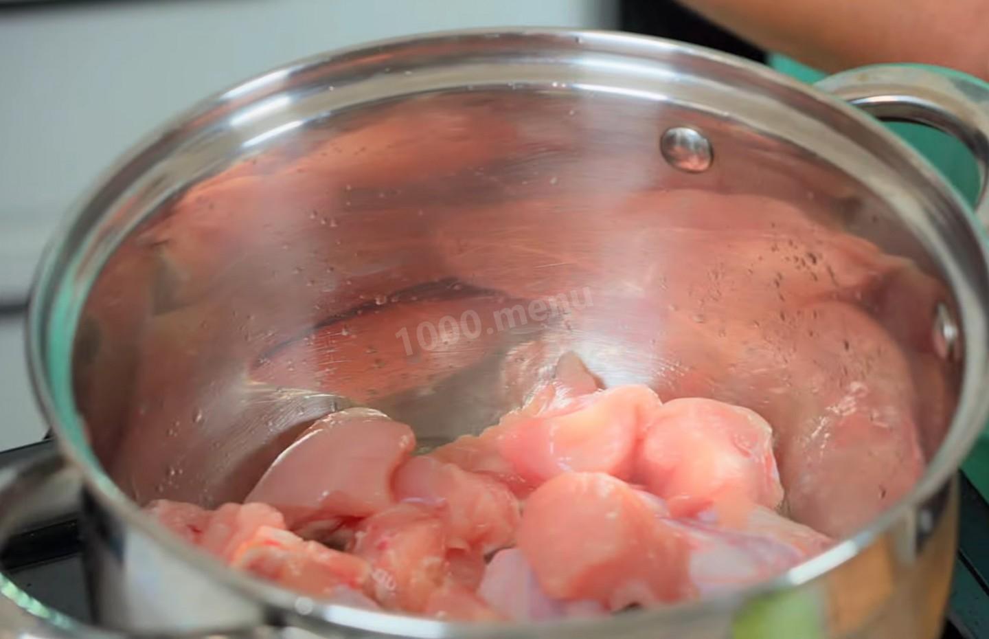 Шаг 3 приготовления Суп с сыром курицей и картошкой