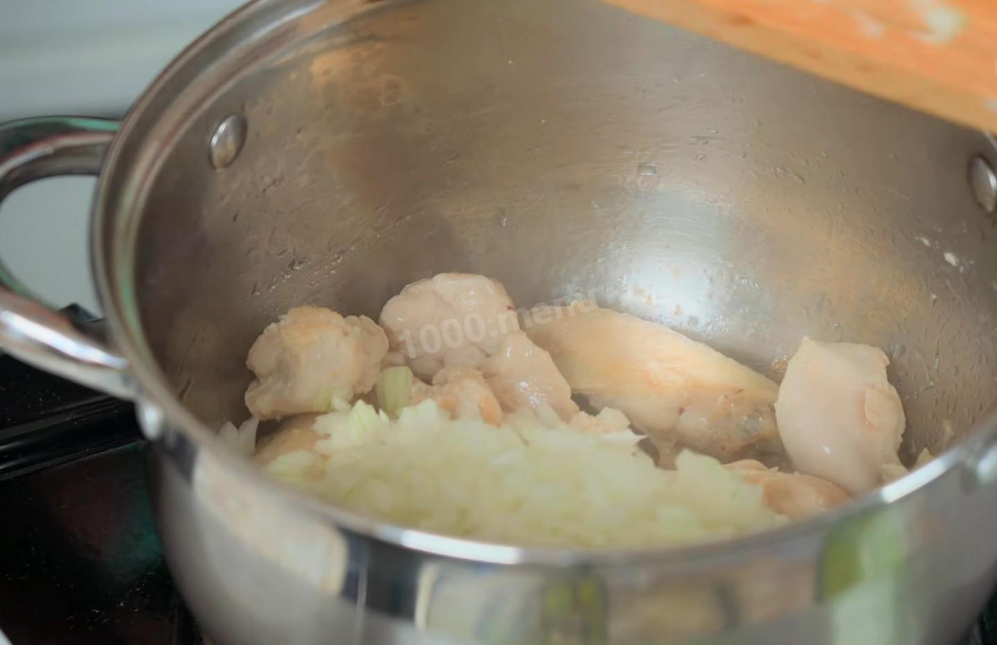Шаг 4 приготовления Суп с сыром курицей и картошкой