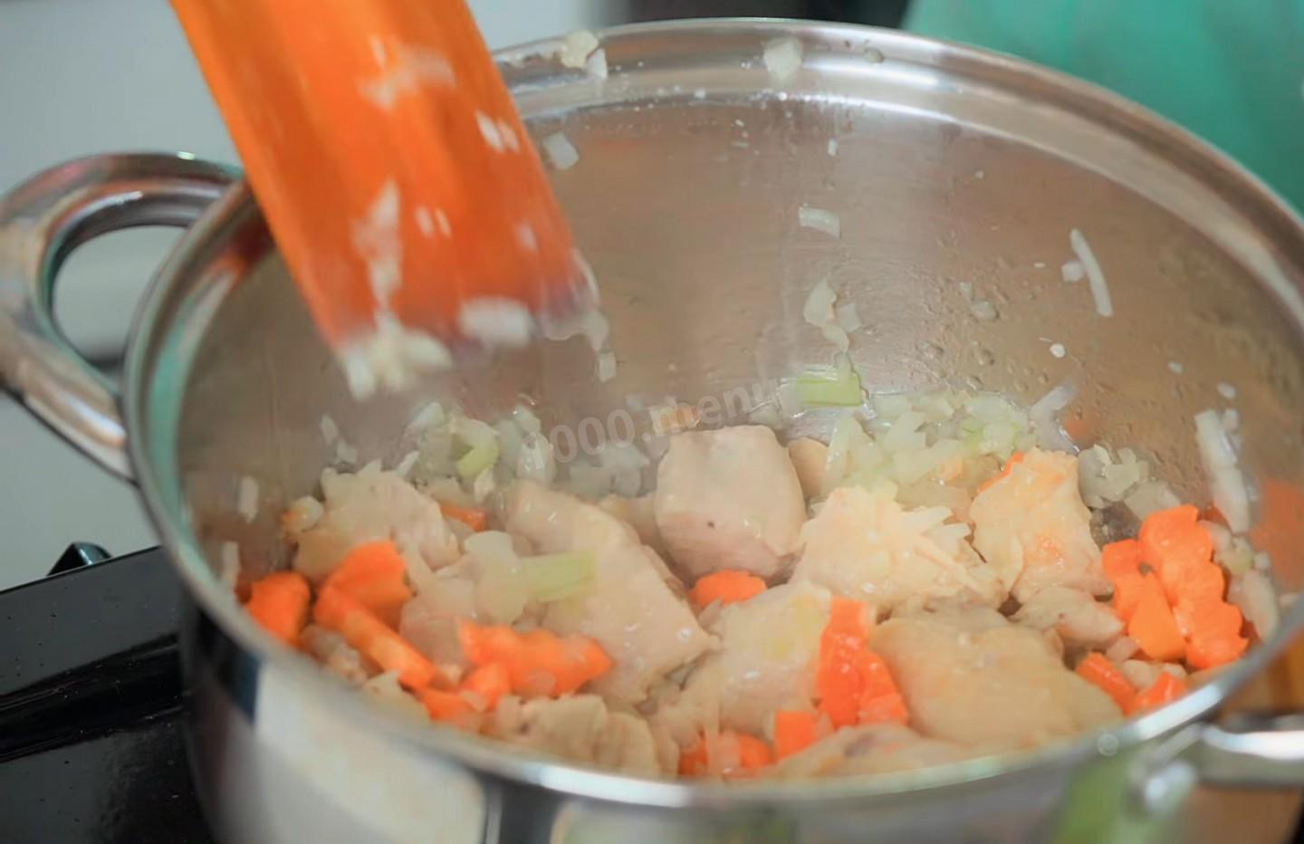 Шаг 5 приготовления Суп с сыром курицей и картошкой