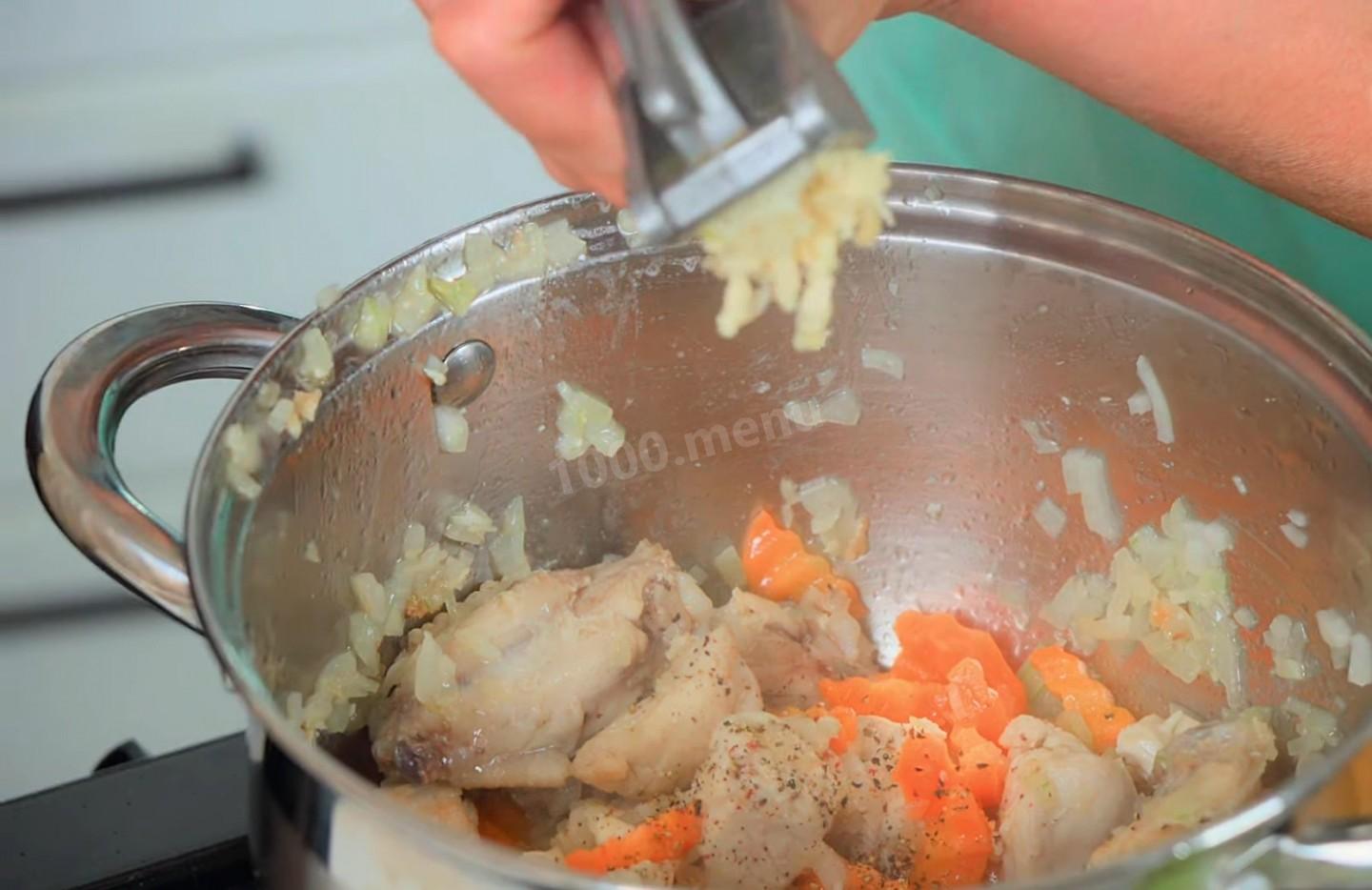 Шаг 6 приготовления Суп с сыром курицей и картошкой
