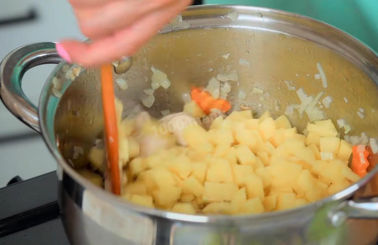 Шаг 7 приготовления Суп с сыром курицей и картошкой