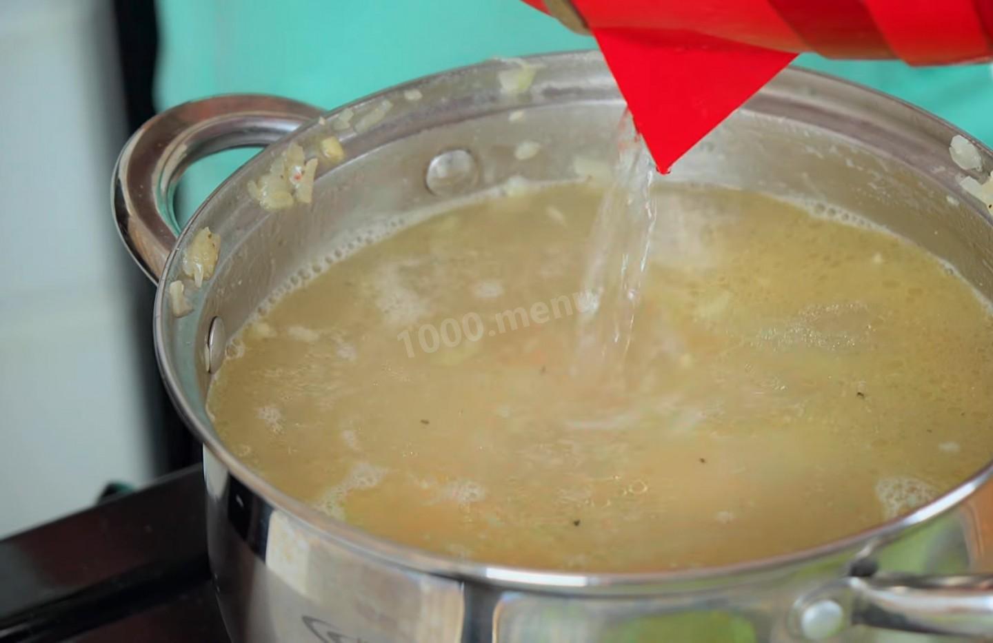 Шаг 8 приготовления Суп с сыром курицей и картошкой