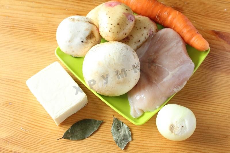Шаг 1 приготовления Куриный суп с шампиньонами и плавленным сыром