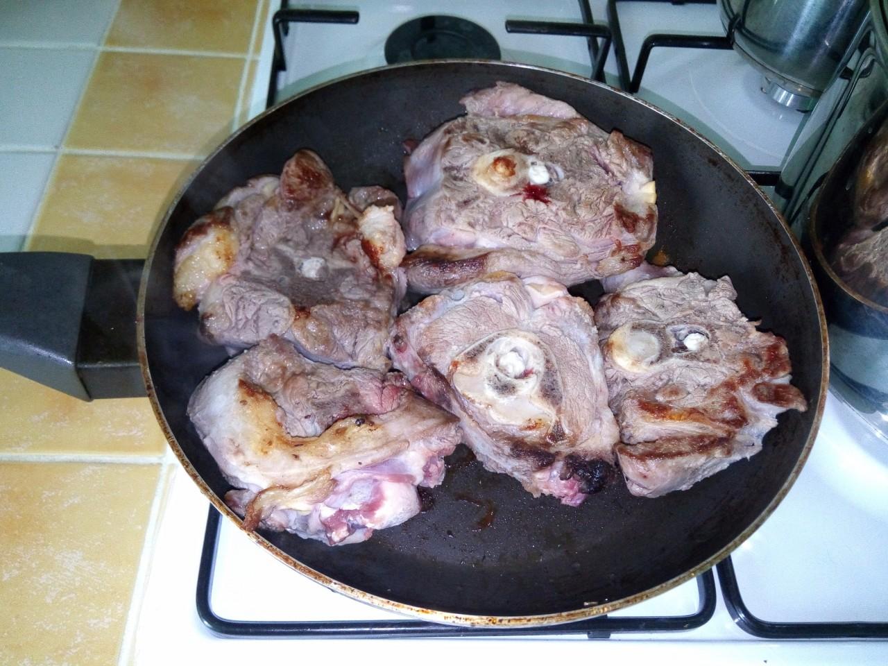 Шаг 2 приготовления Харчо с орехами и черносливом