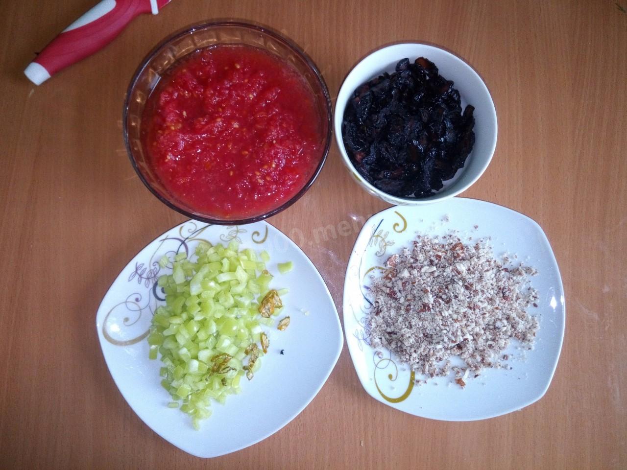 Шаг 4 приготовления Харчо с орехами и черносливом