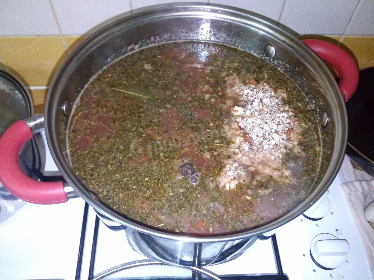 Шаг 7 приготовления Харчо с орехами и черносливом