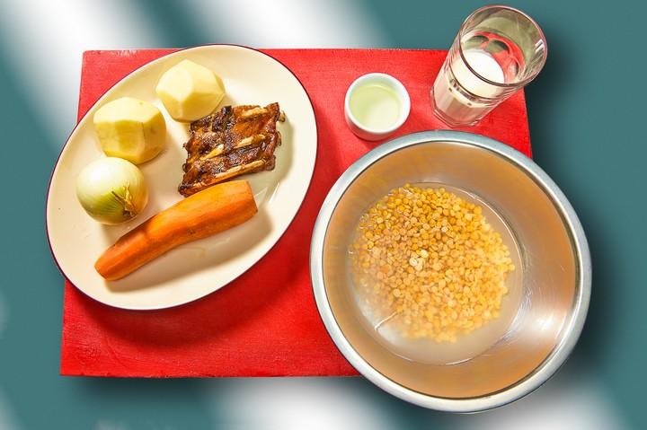 Шаг 1 приготовления Гороховый крем суп с беконом