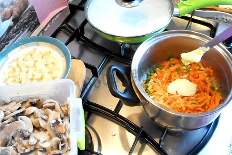 Шаг 3 приготовления Грибовница с шампиньонами