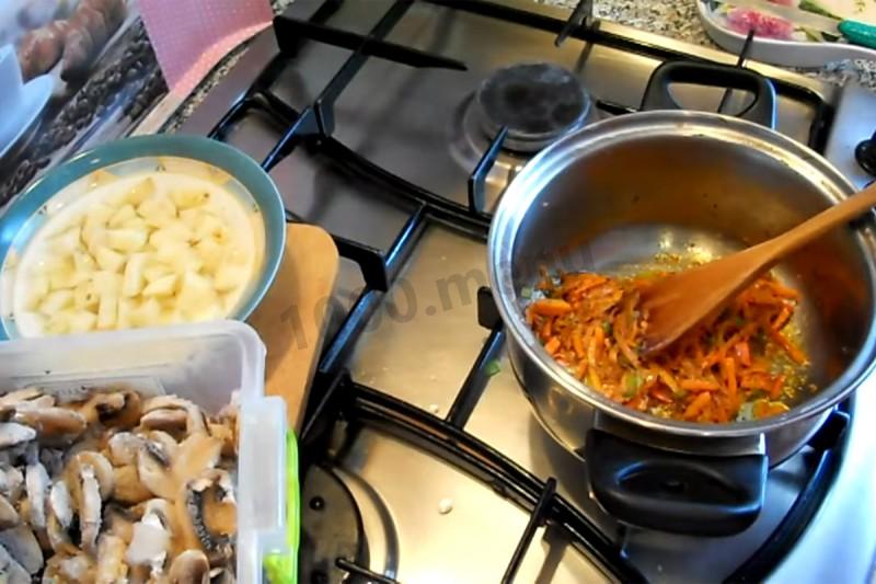 Шаг 4 приготовления Грибовница с шампиньонами