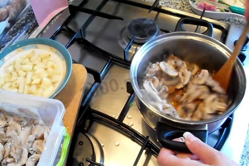 Шаг 5 приготовления Грибовница с шампиньонами