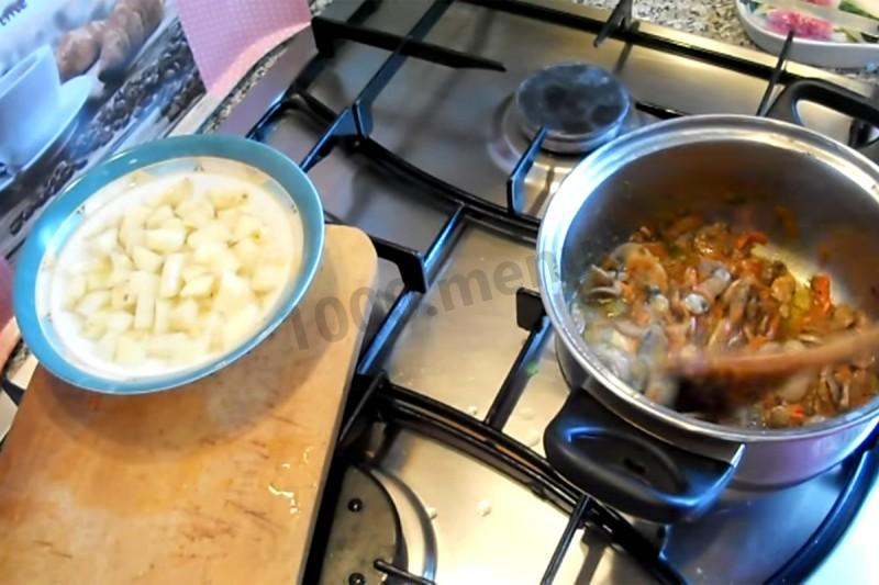 Шаг 6 приготовления Грибовница с шампиньонами