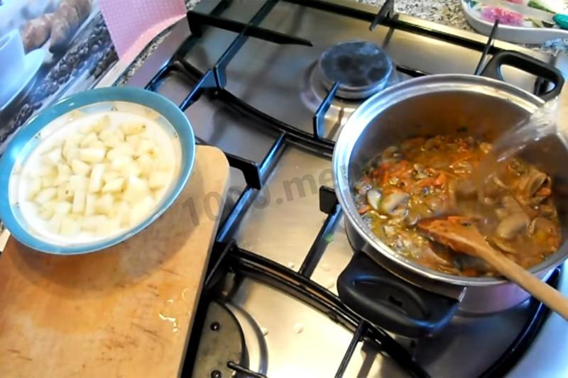 Шаг 7 приготовления Грибовница с шампиньонами