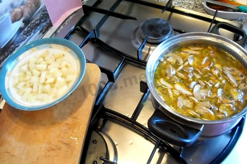 Шаг 8 приготовления Грибовница с шампиньонами