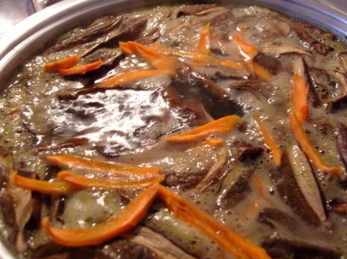 Шаг 2 приготовления Суп грибной с сыром и сушёными грибами