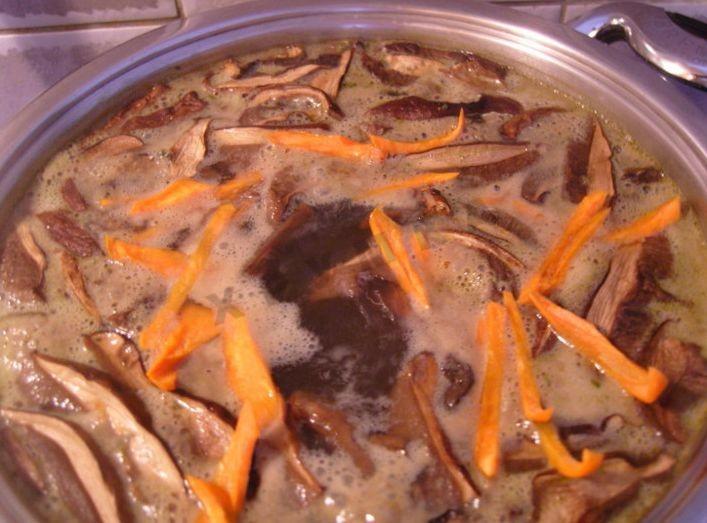 Шаг 5 приготовления Суп грибной с сыром и сушёными грибами