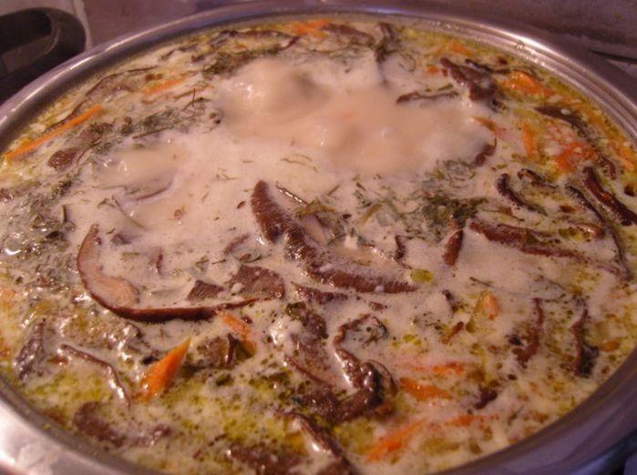 Шаг 7 приготовления Суп грибной с сыром и сушёными грибами
