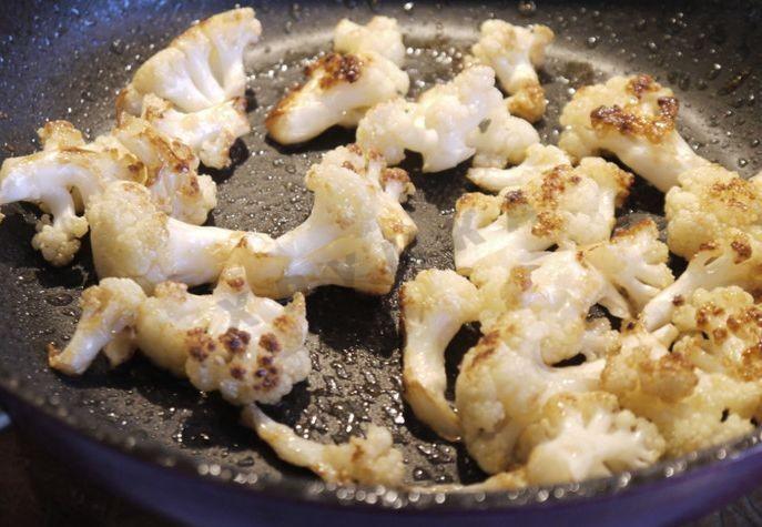 Шаг 4 приготовления Сырный суп с цветной капустой и сливками