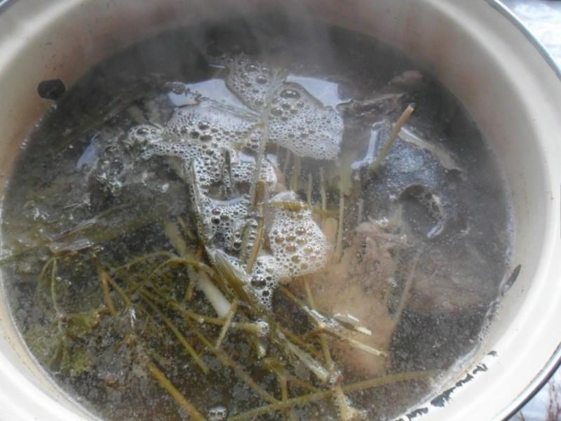 Шаг 3 приготовления Бульон из рыбных потрохов прозрачный