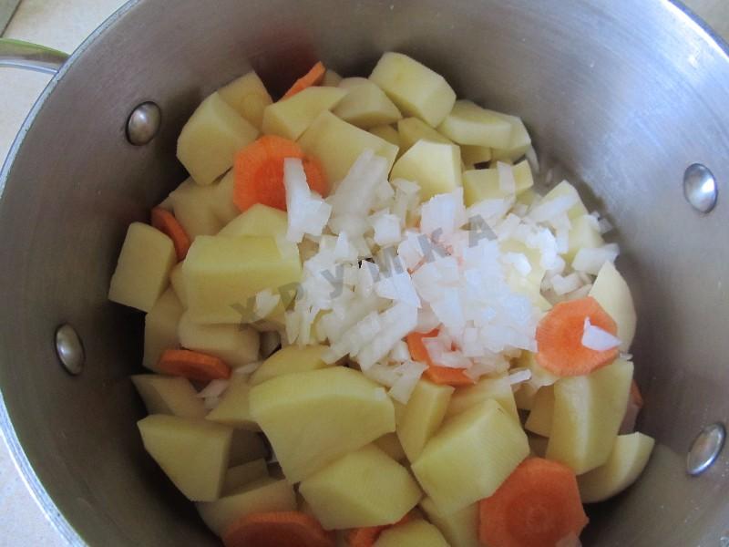 Шаг 5 приготовления Суп с сосисками картошкой и сыром