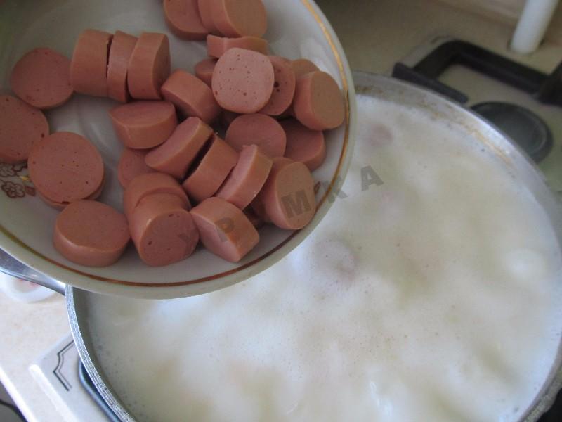 Шаг 9 приготовления Суп с сосисками картошкой и сыром