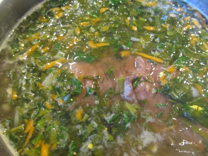 Шаг 14 приготовления Зеленый борщ с крапивой щавелем и яйцом на мясном бульоне