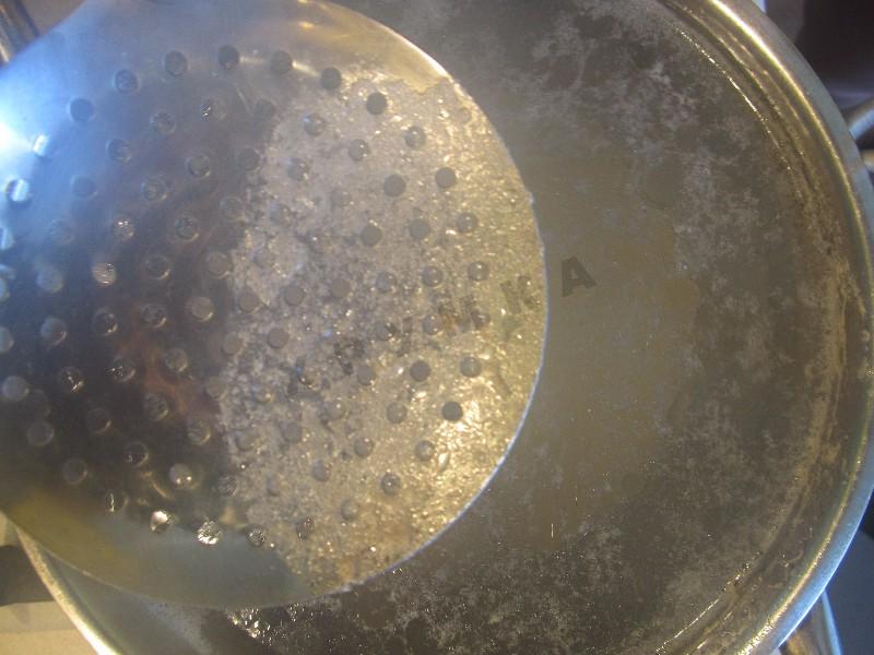 Шаг 3 приготовления Зеленый борщ с крапивой щавелем и яйцом на мясном бульоне