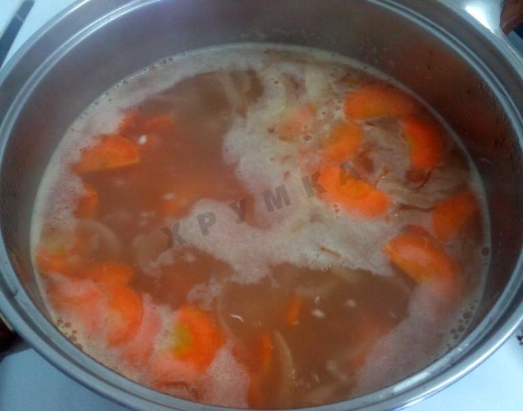 Шаг 7 приготовления Суп с рисом и морковью из рыбной консервы