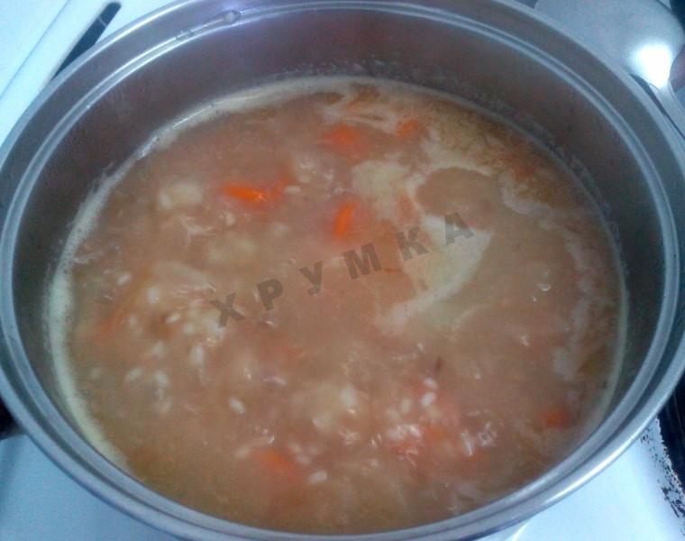 Шаг 8 приготовления Суп с рисом и морковью из рыбной консервы