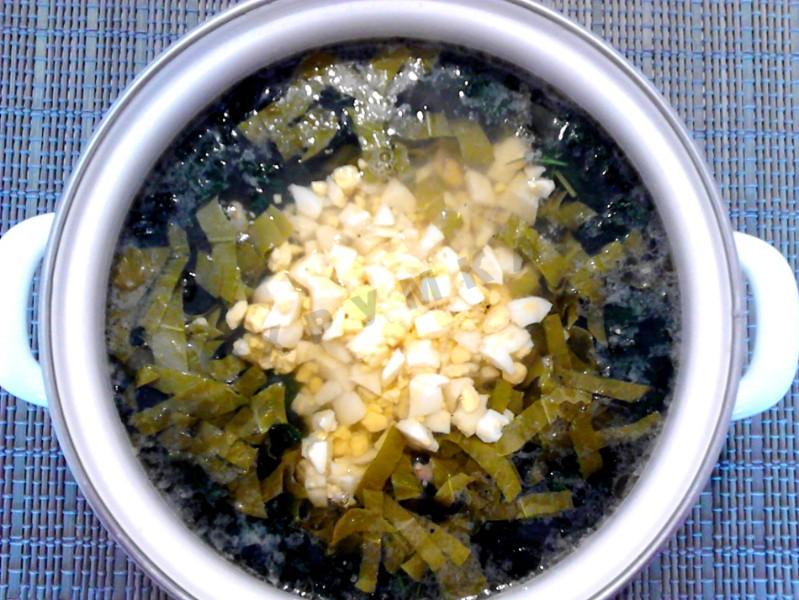 Шаг 10 приготовления Зеленые щи с крапивой, курицей и щавелем и яйцом