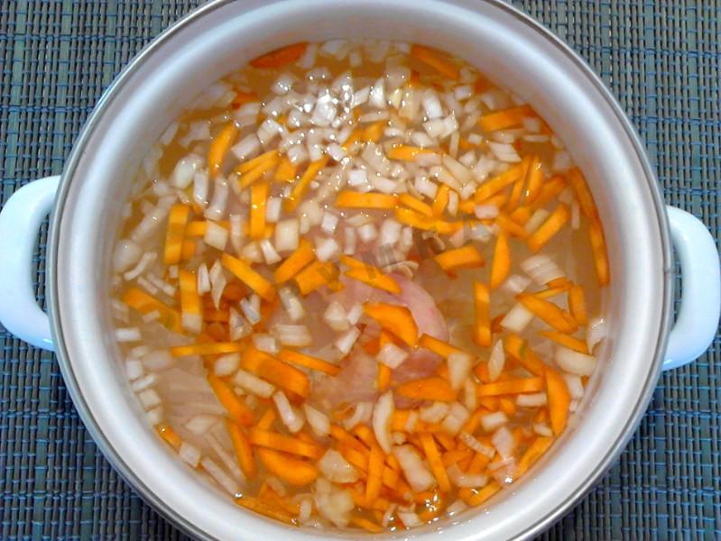 Шаг 4 приготовления Зеленые щи с крапивой, курицей и щавелем и яйцом