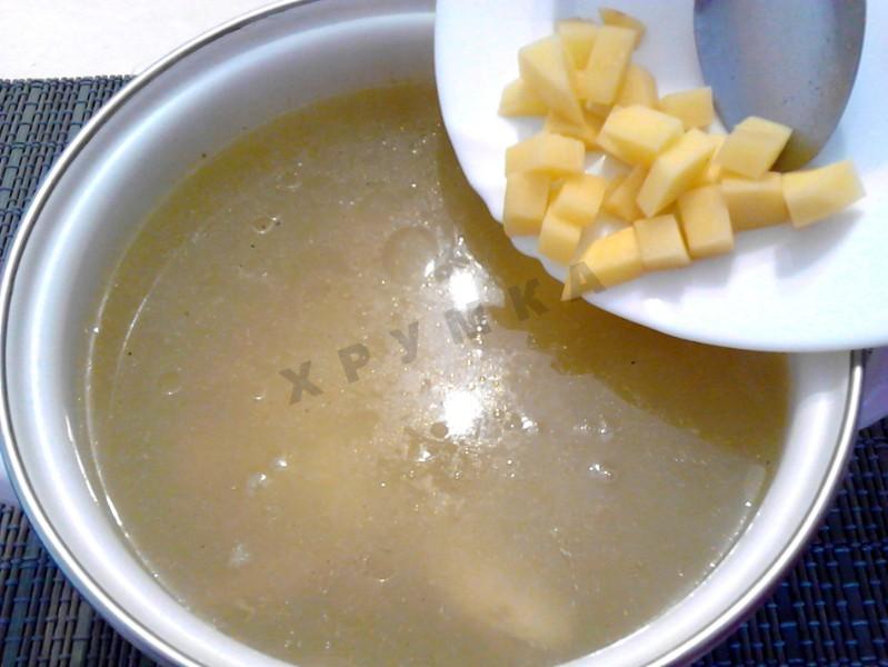 Шаг 6 приготовления Зеленые щи с крапивой, курицей и щавелем и яйцом