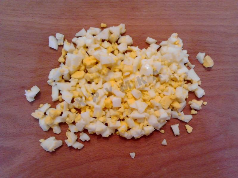 Шаг 9 приготовления Зеленые щи с крапивой, курицей и щавелем и яйцом