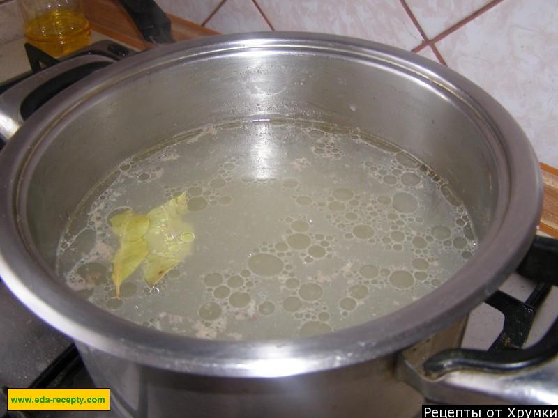 Шаг 1 приготовления Зелёный борщ на мясе со щавелем, зеленью и яйцом