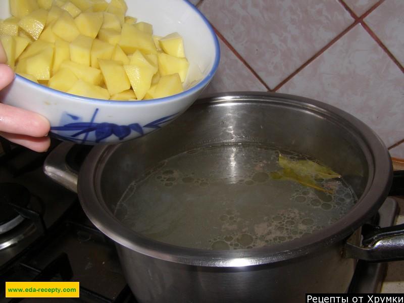Шаг 3 приготовления Зелёный борщ на мясе со щавелем, зеленью и яйцом