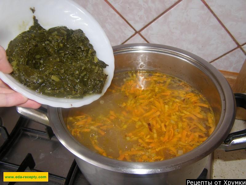 Шаг 5 приготовления Зелёный борщ на мясе со щавелем, зеленью и яйцом
