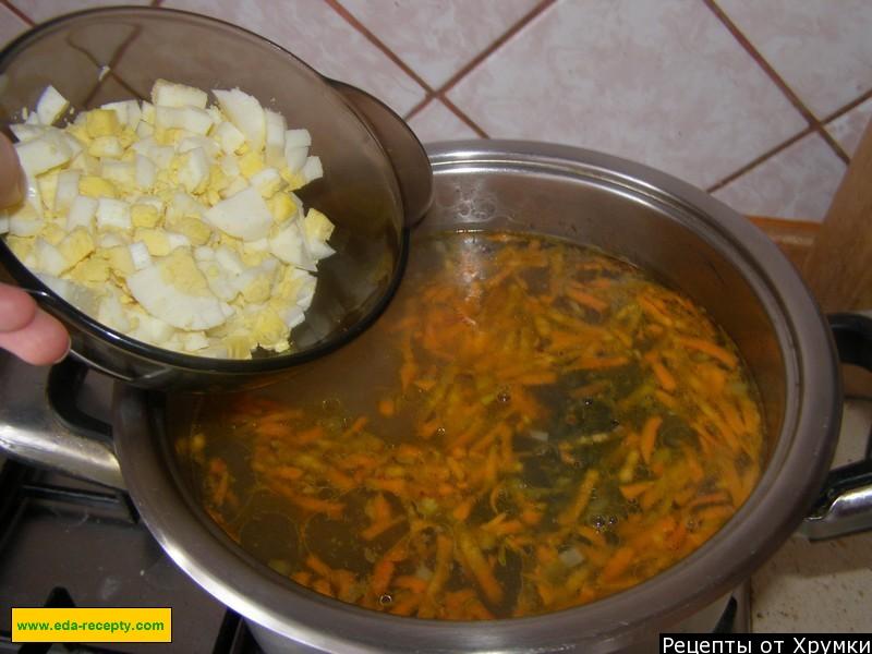 Шаг 6 приготовления Зелёный борщ на мясе со щавелем, зеленью и яйцом