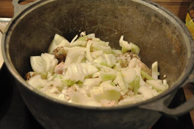 Шаг 5 приготовления Суп со свеклой из курицы