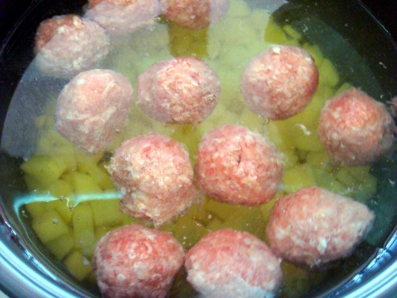 Шаг 5 приготовления Суп овощной с мясными шариками в мультиварке