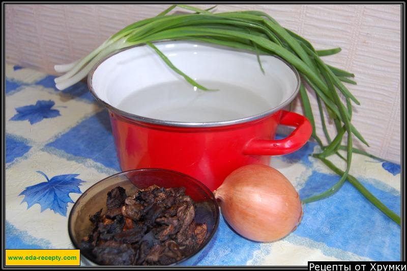 Шаг 1 приготовления Бульон с грибами и луком