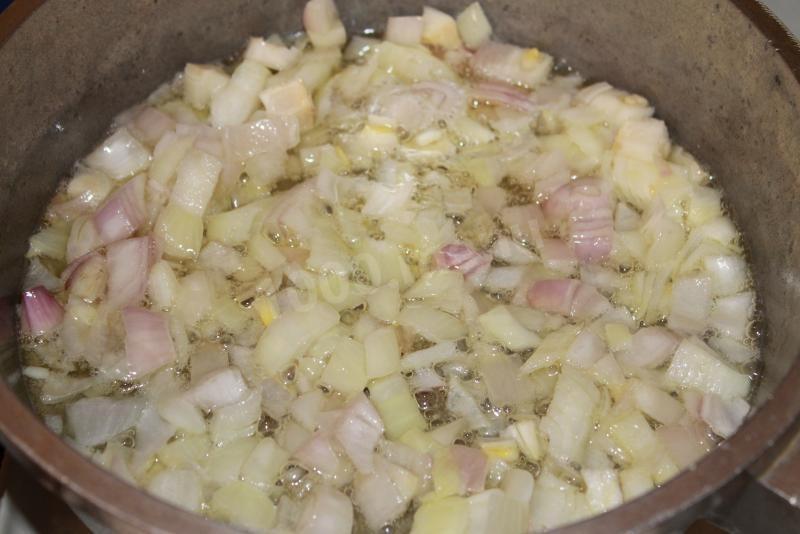 Шаг 3 приготовления Молочный суп с картофелем и грибами