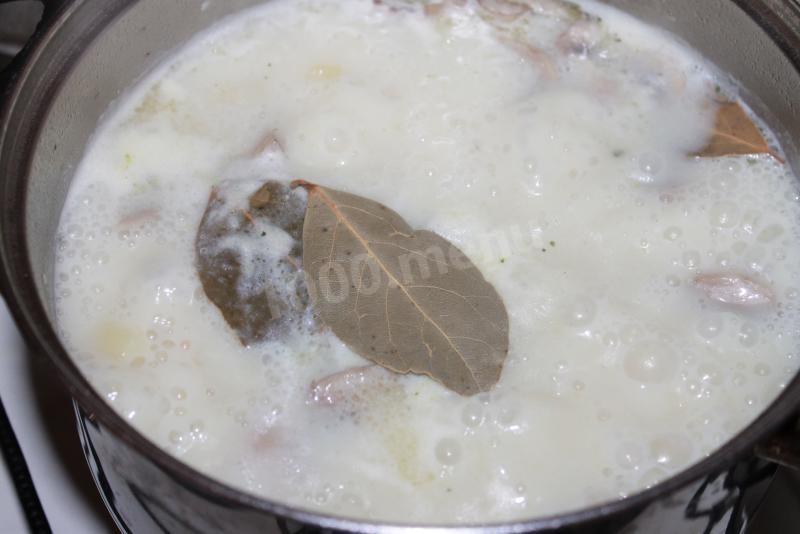 Шаг 6 приготовления Молочный суп с картофелем и грибами