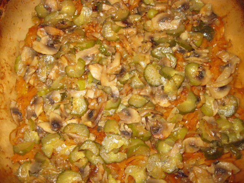 Шаг 12 приготовления Солянка из свежей капусты с шампиньонами