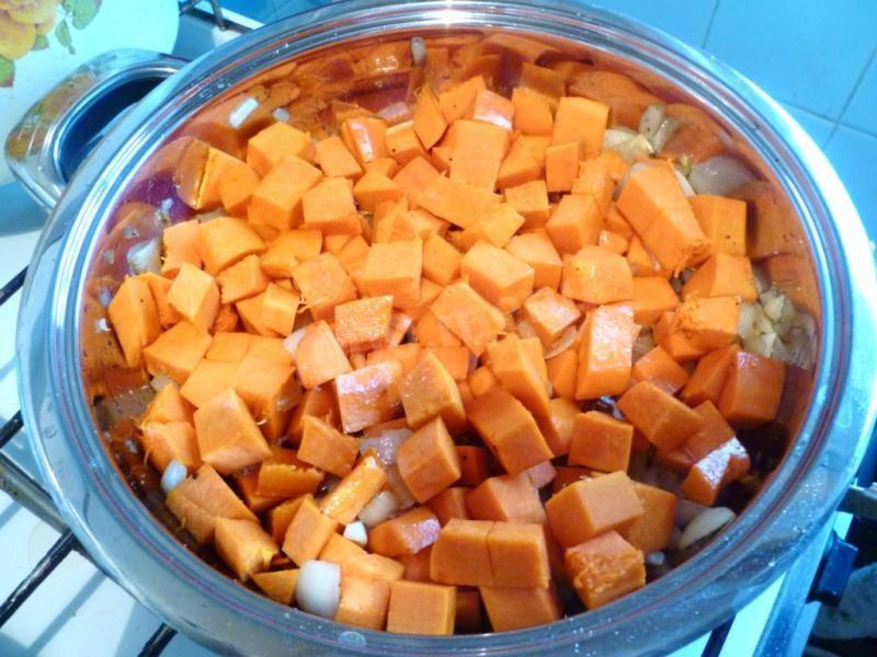 Шаг 3 приготовления Суп пюре из тыквы со сливками и сыром