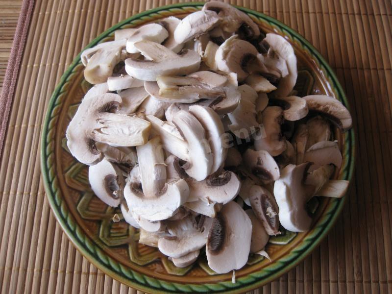 Шаг 2 приготовления Грибной суп  с курицей с луком-шалотом из шампиньонов