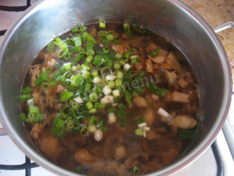 Шаг 8 приготовления Грибной суп  с курицей с луком-шалотом из шампиньонов