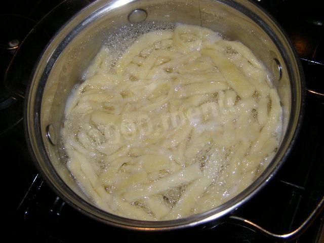 Шаг 11 приготовления Суп с яйцом, курицей и корнем сельдерея