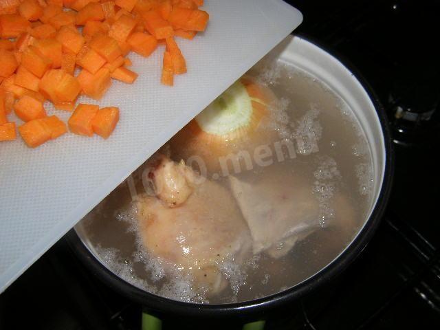 Шаг 5 приготовления Суп с яйцом, курицей и корнем сельдерея