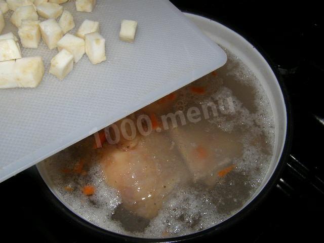 Шаг 7 приготовления Суп с яйцом, курицей и корнем сельдерея