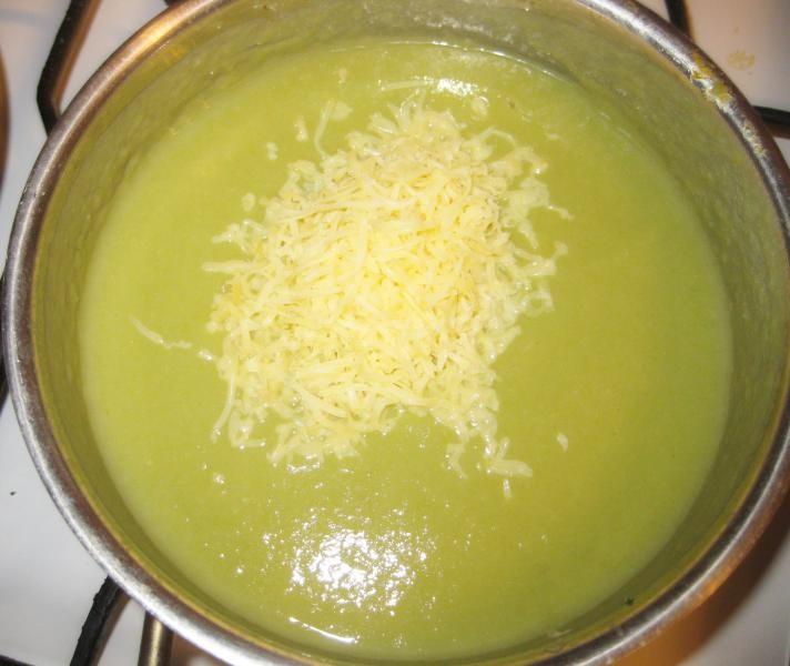 Шаг 10 приготовления Зеленый суп-пюре из стручковой фасоли с сыром