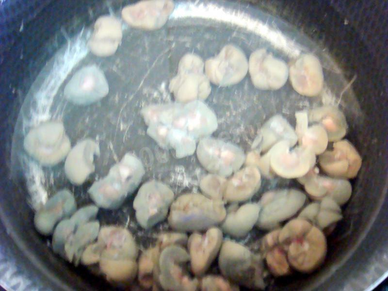 Шаг 6 приготовления Рассольник с говяжьими почками и перловкой